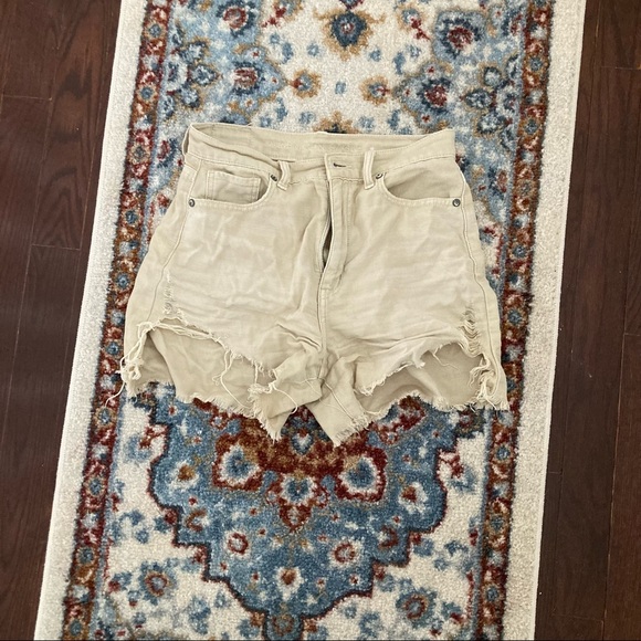 AE jean shorts sz 2 cut off cream colour! - Picture 1 of 4